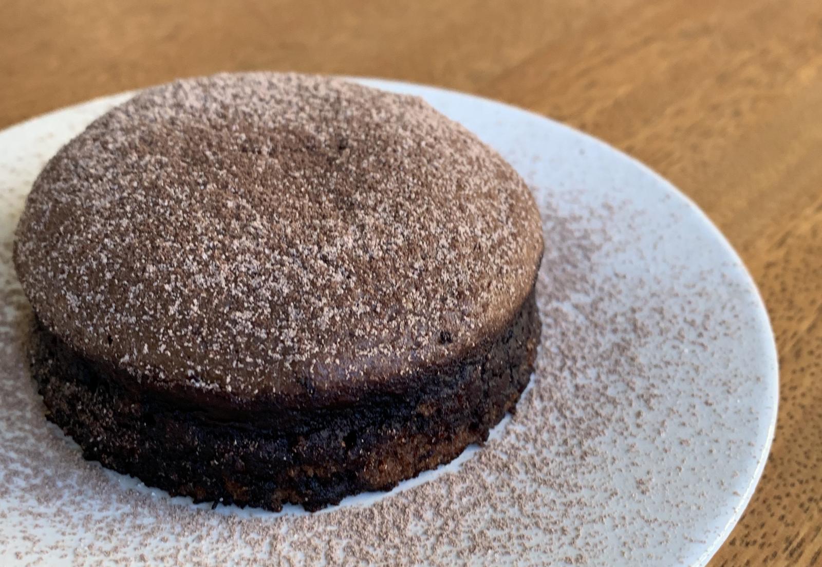 BOLINHO DE CHOCOLATE COM RECHEIO DE AMENDOIM CREMOSO