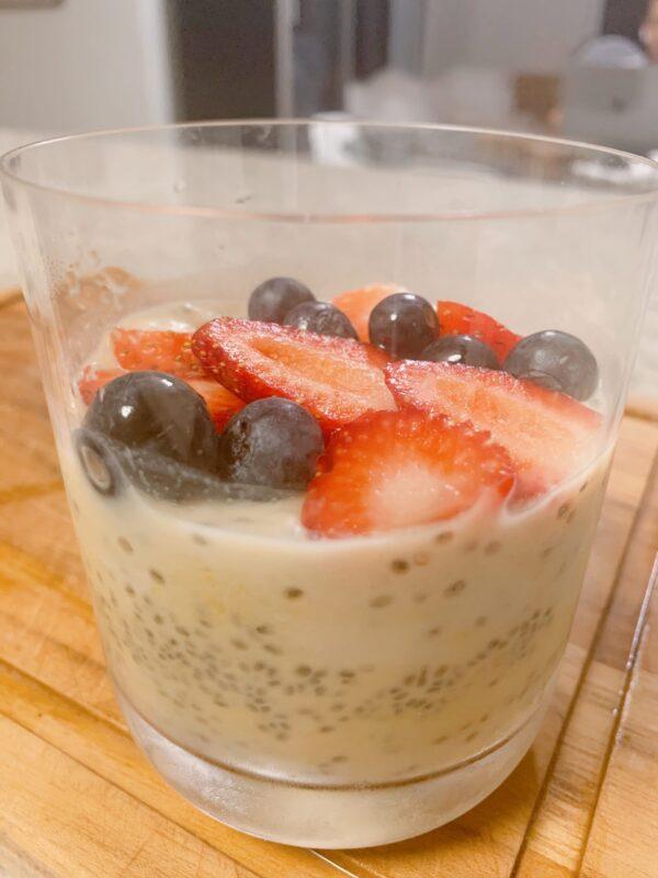 CHIA PUDDING (PUDIM DE CHIA COM FRUTAS)