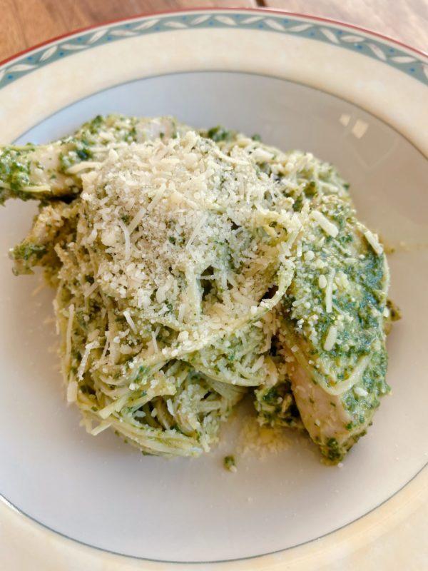 ESPAGUETE CABELO DE ANJO COM MOLHO PESTO DE ESPINAFRE E PEITO DE FRANGO SUCULENTO