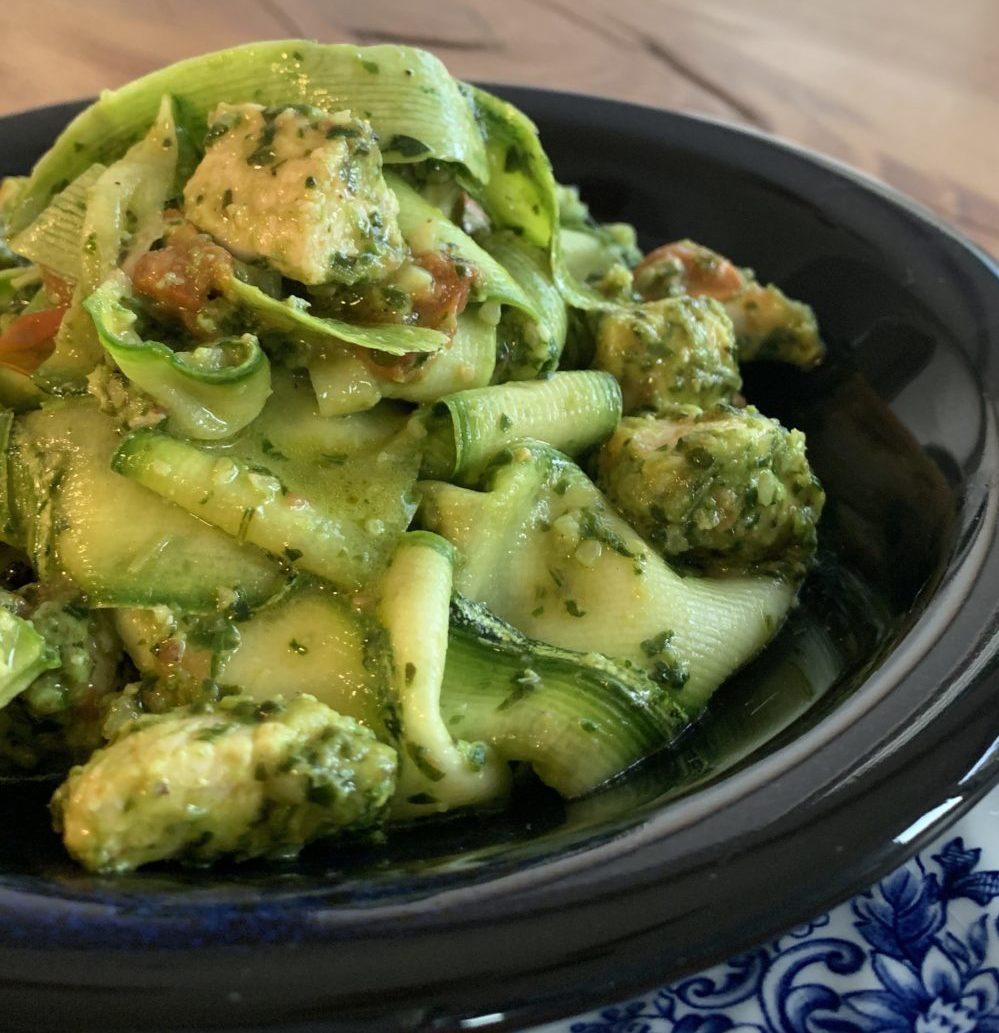FETTUCCINE DE ABOBRINHA COM MOLHO PESTO E FRANGO
