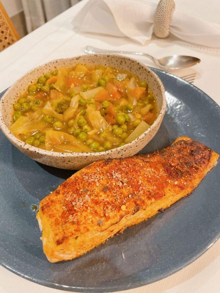 FILÉ DE SALMÃO COM SOPA DE LEGUMES