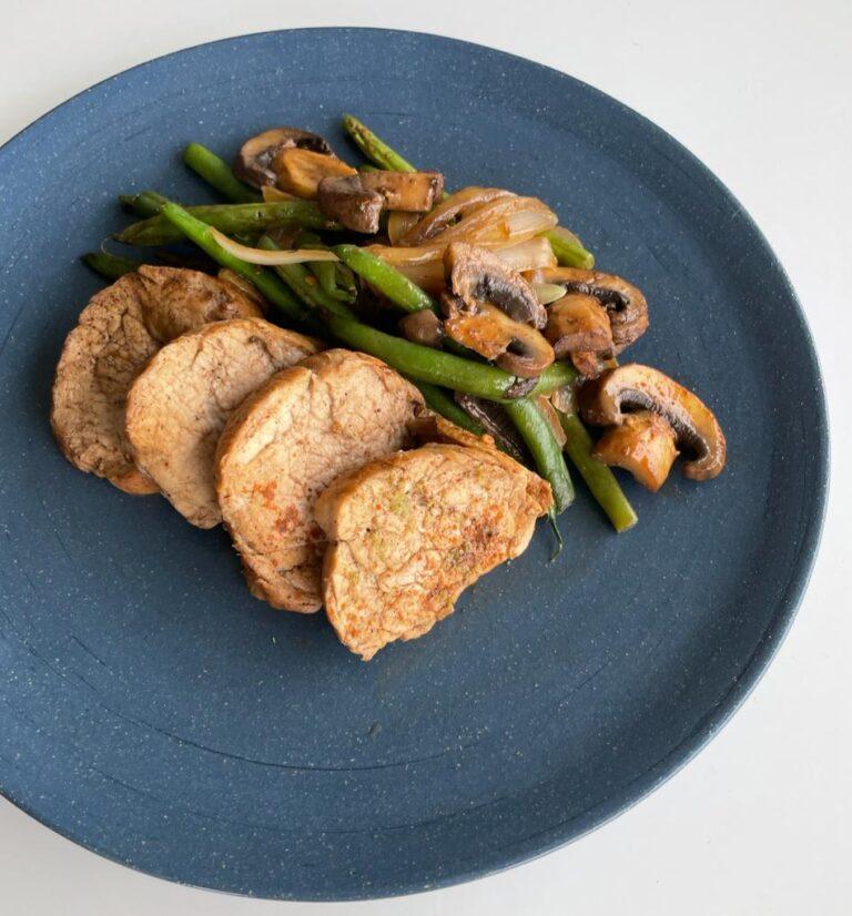 FILÉ MIGNON SUÍNO COM LEGUMES
