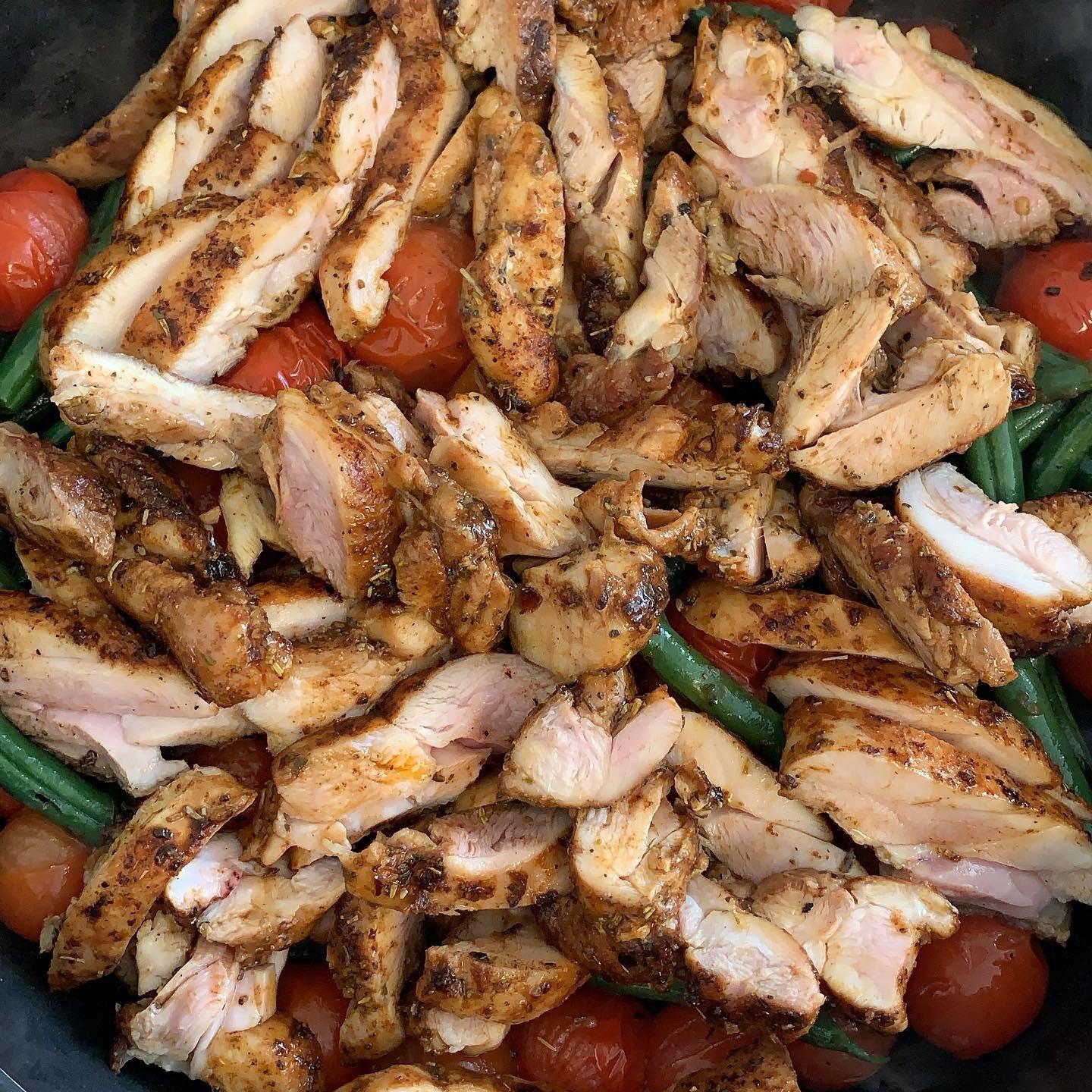 FRANGO GRELHADO COM LEGUMES EM APENAS UMA FRIGIDEIRA