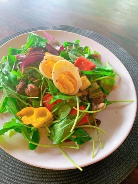 LEGUMES ASSADOS COM COGUMELOS E SALADA DE RÚCULA