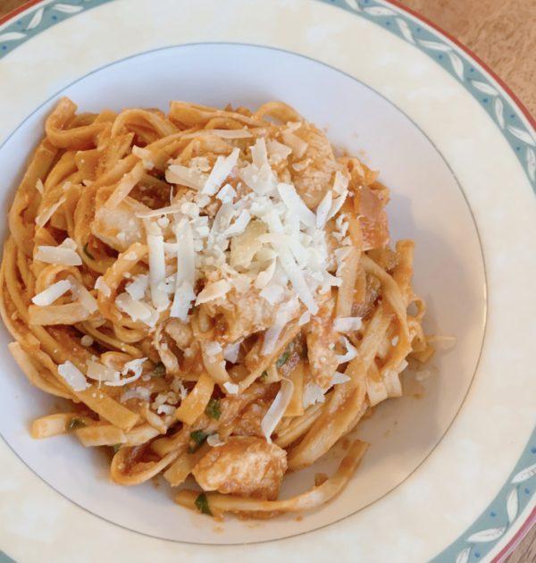 MACARRONADA COM MOLHO ROSÊ E CUBOS DE FRANGO