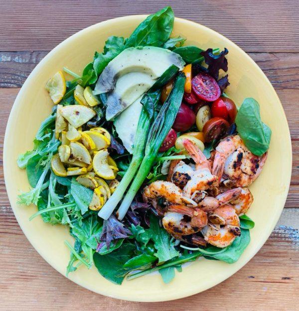 Salada com Camarões e Legumes Grelhados – super rápida e deliciosa!