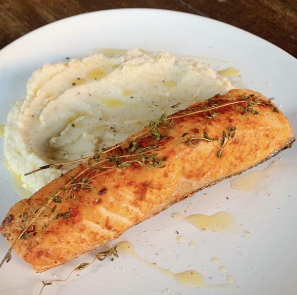 SALMÃO ASSADO SUCULENTO COM PURÊ CÍTRICO DE COUVE FLOR