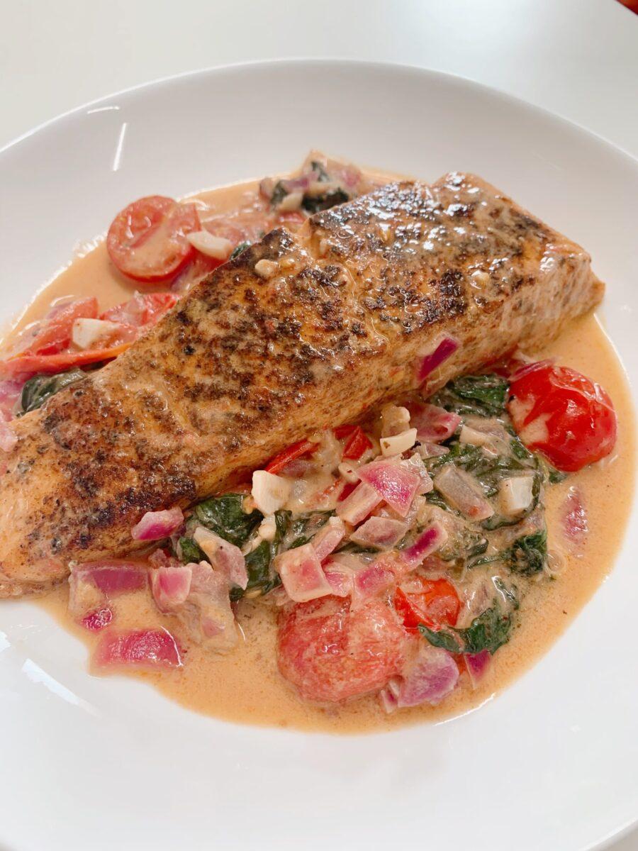 SALMÃO COM MOLHO CREMOSO, TOMATINHOS E ESPINAFRE