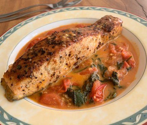 SALMÃO GRELHADO COM TOMATES E ESPINAFRE