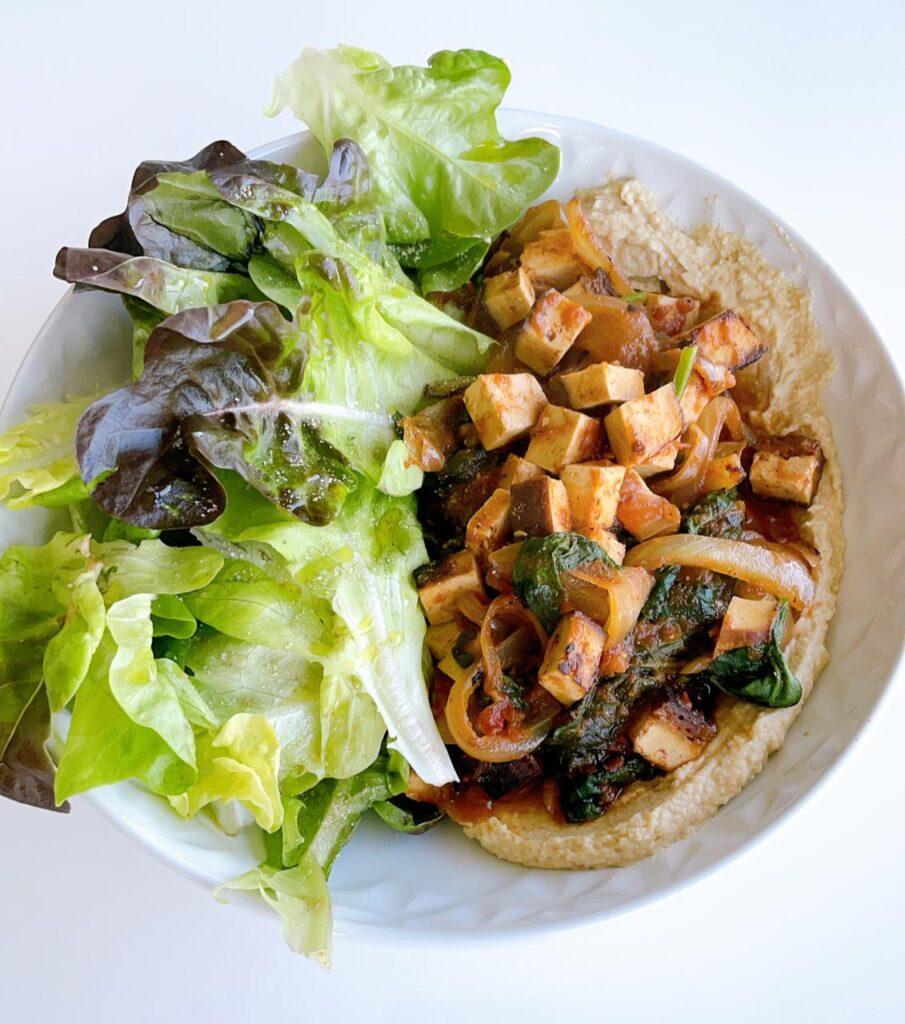 TOFU/CARNE COM LEGUMES EM UMA FRIGIDEIRA