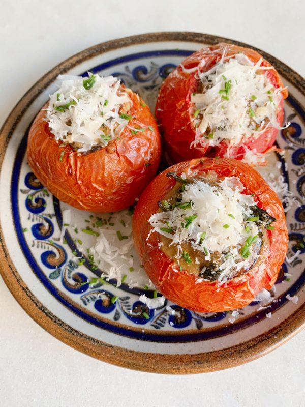 TOMATES ASSADOS RECHEADOS