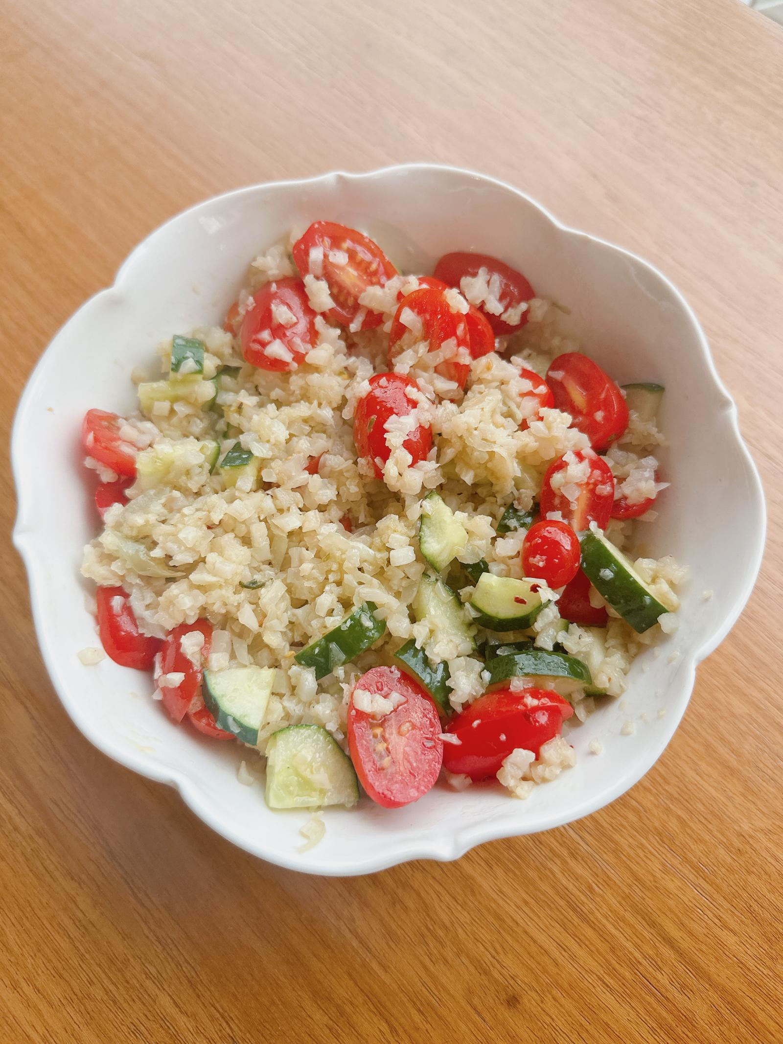 SALADA COUVE FLOR, TOMATE, PEPINO