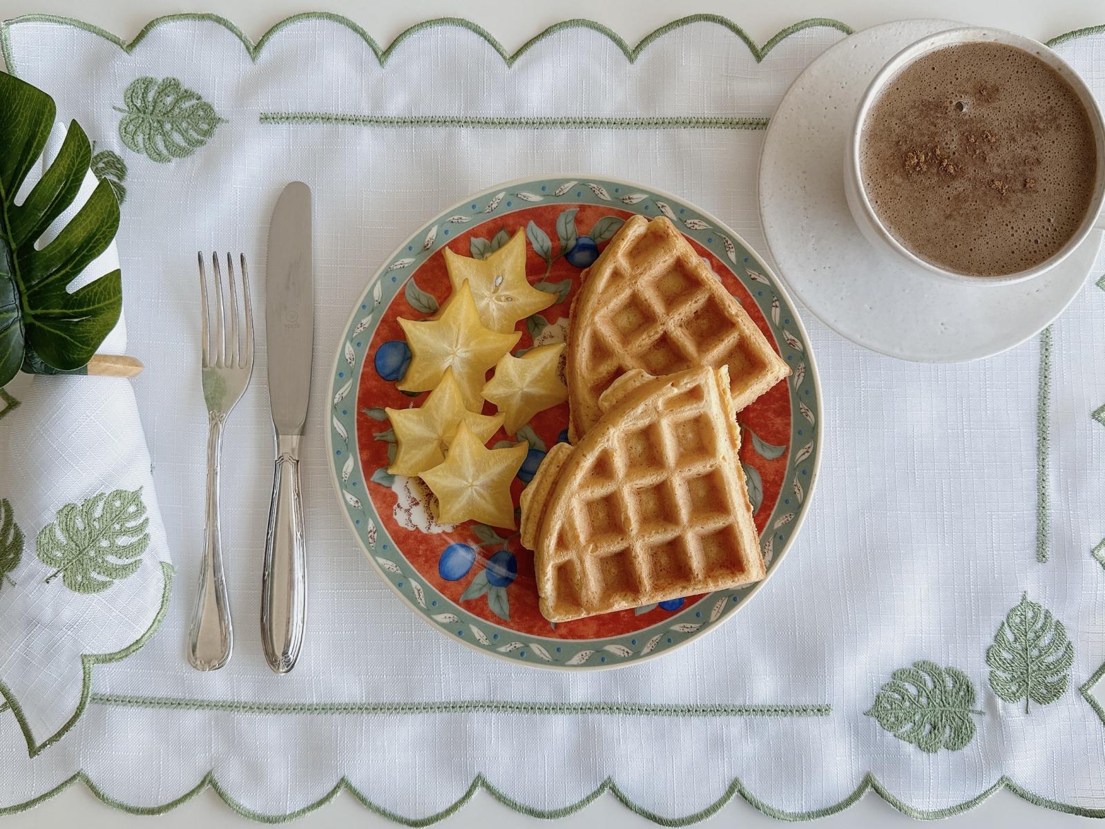 CAFÉ COM LEITE + WAFFLE SALGADO